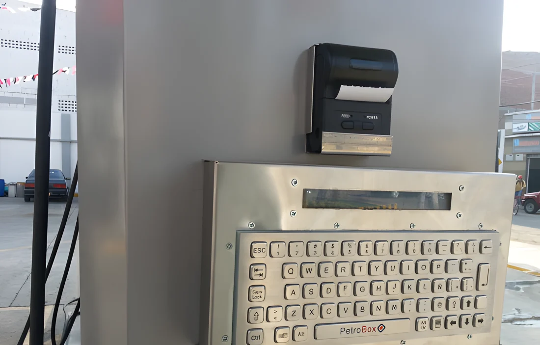 PetroBox Term instalada en el surtidor, con teclado metálico e impresora